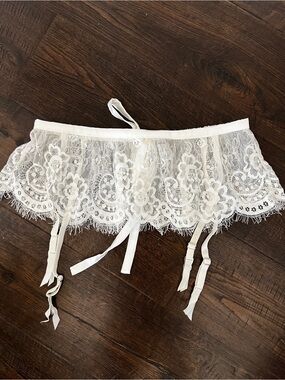 Victoria's Secret White Lace Garter Belt with Floral Detail